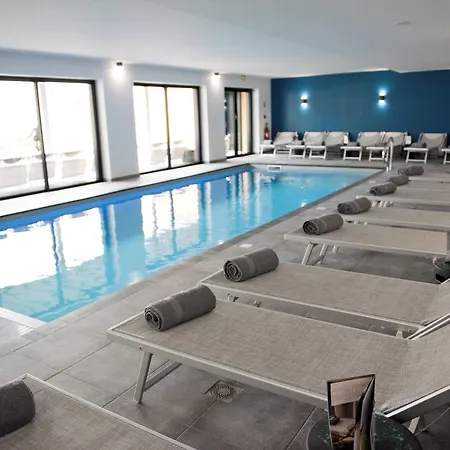 Отель Armes De Champagne & 4*