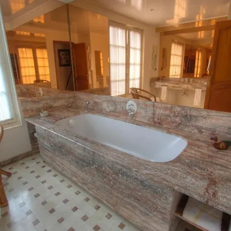 Hotel Armes De Champagne & 4*