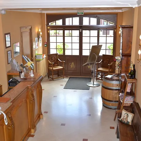 Отель Armes De Champagne & 4*