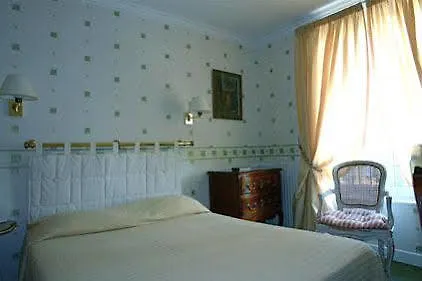 מלון Armes De Champagne & 4*