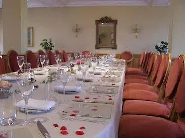 Отель Armes De Champagne & 4*