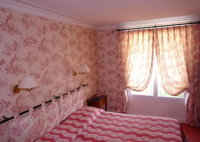 Hotel Armes De Champagne & 4*